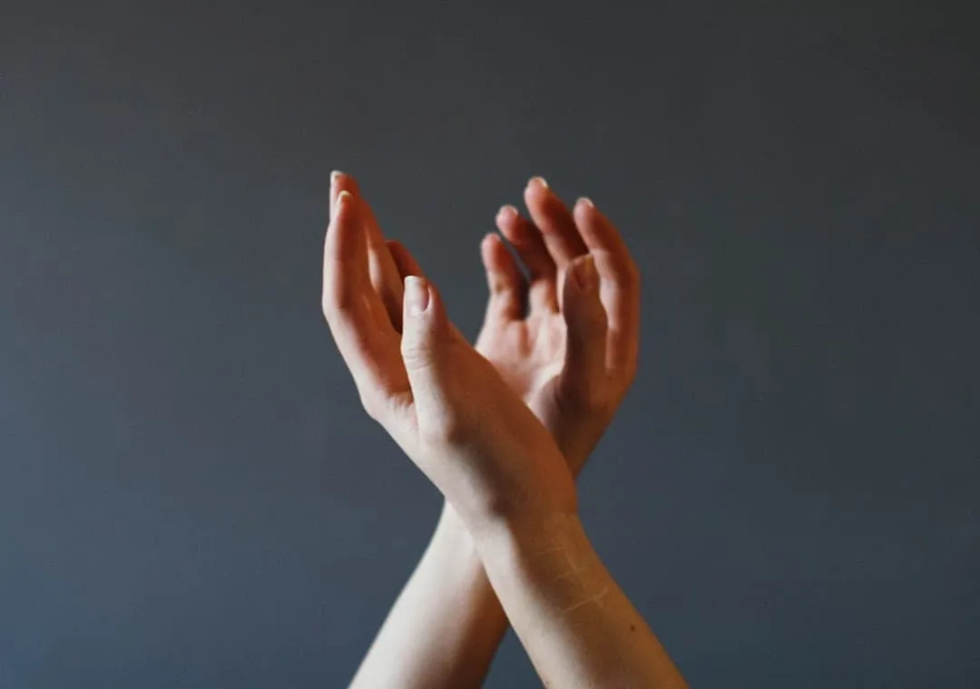 Deux mains effectuant un signe